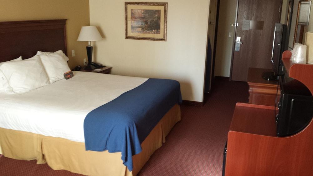Express Airport East By Ihg Hotel 3*